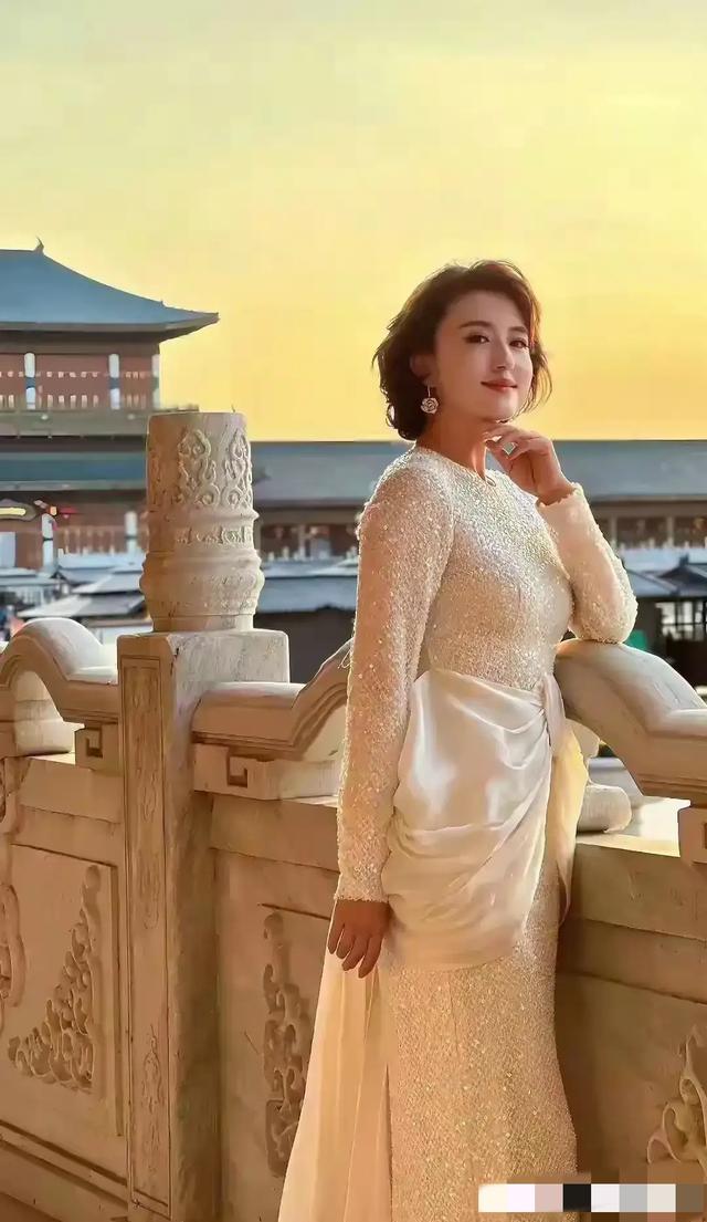 央视最美主持人张蕾都胖了，胸都跟着水涨船高，变大了不少
