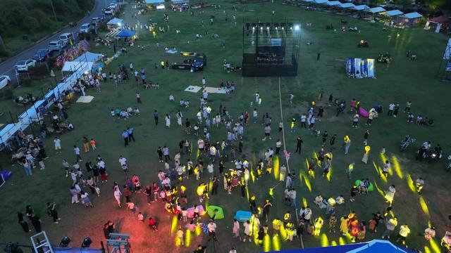 音乐节点燃激情夏夜 1.5万游客共享 “莓”好时光