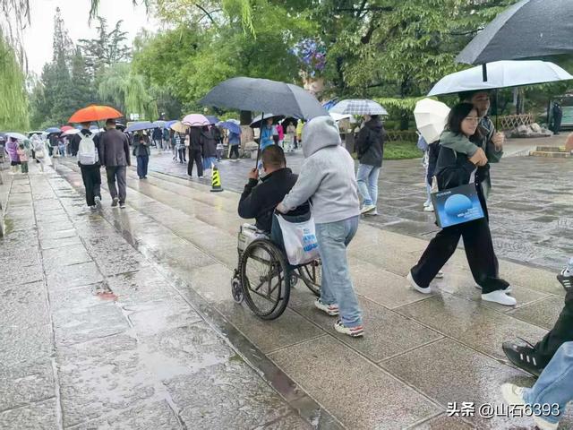 新华社原军事记者陶俊峰泉城美拍：《秋雨中游览大明湖》