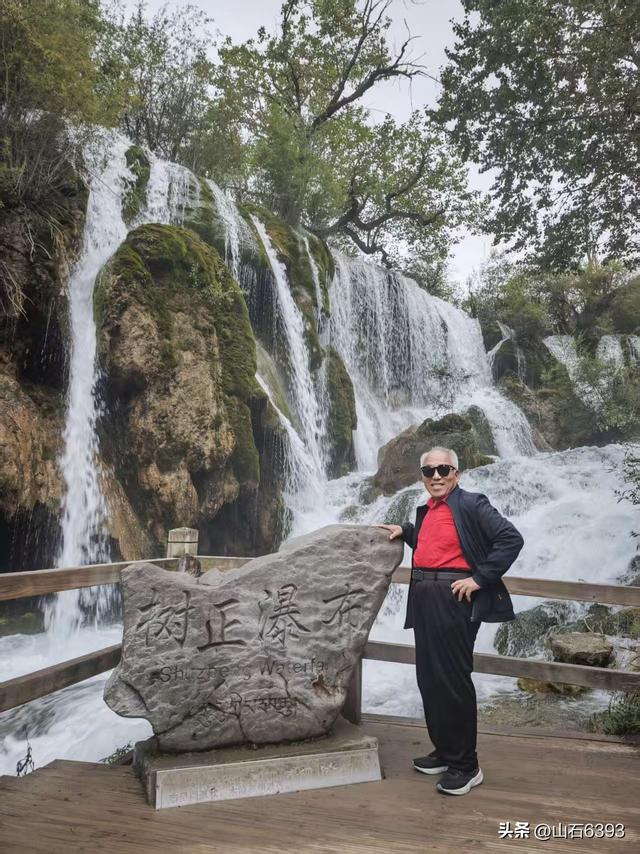 丁怀华：《神奇九寨沟 人在画中游》