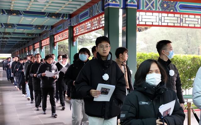 杨振宁的年薪到底有多高？知道真实数据后，才发现对他误解太深