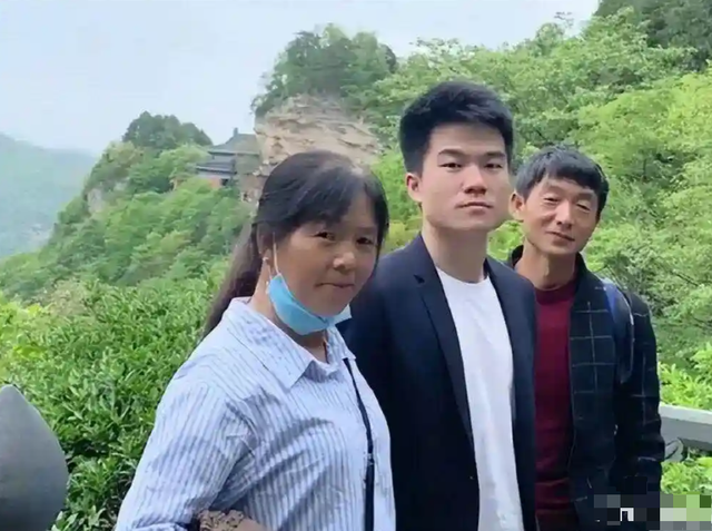 官媒发文，高调官宣32岁董宇辉喜讯，全网恭喜，终于等到这一天