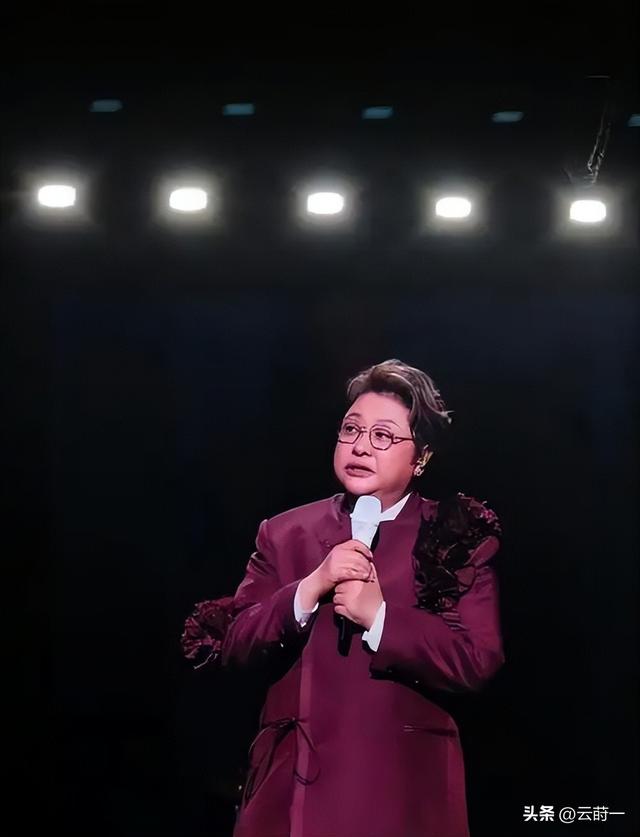 贪污上亿、假慈善？被实名举报的韩红，如今在演唱会上忍不住痛哭