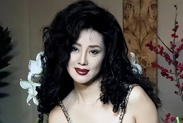 她是中国第一美妇，坐牢、离婚、拍三级片，还因太美被克林顿接见