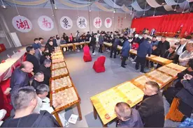 特级国际大师来湘阴以棋会友，1对32车轮大战，无一败北!图片