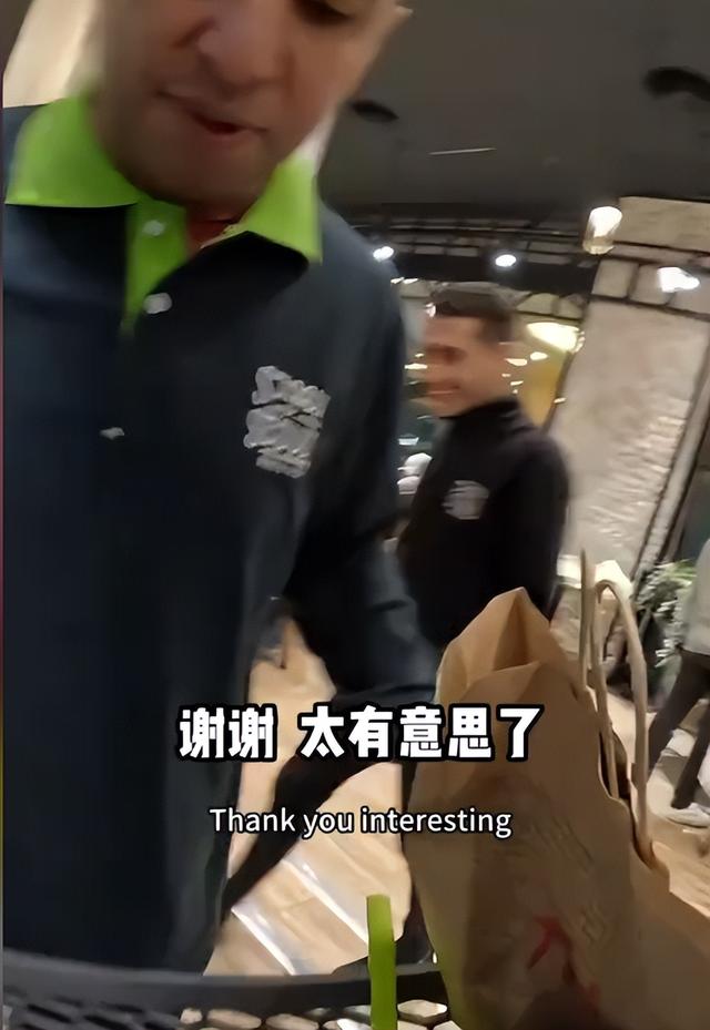 解气！俩中国女生埃及游，与当地5人互殴，完胜后获围观者竖拇指