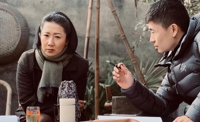 她凭《伪装者》火出圈，54岁不婚不育，母亲是她坚强的后盾！