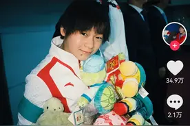 孝顺！全红婵回迈合村，抱妈妈痛哭，给奶奶现金，神秘二姐罕亮相图片
