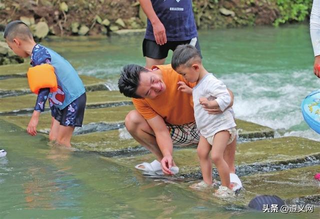 贵州绥阳：避暑游火热“亲水经济”升温