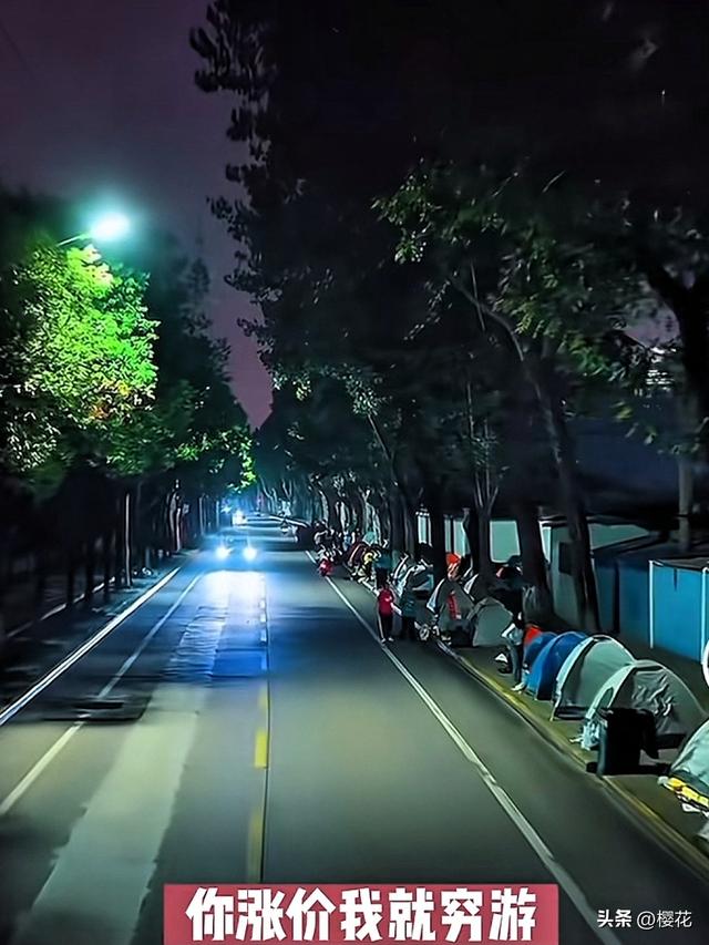 国庆帐篷革命：年轻人拒绝“酒店刺客”，草地上长出的消费主权！