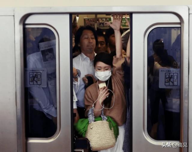 拥挤的电车里，多少女性每天遭受性骚扰？日本“痴汉”恶行大起底