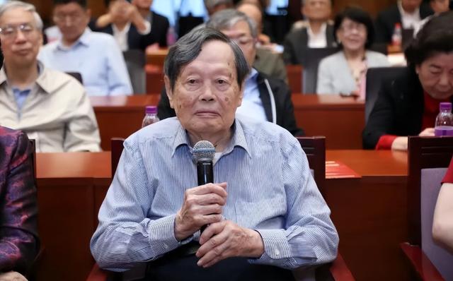 杨振宁走了，伴随在他身上的3个疑问，也该解开了