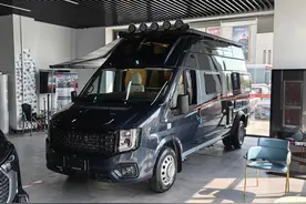 开这台小房车带另一半旅行！车小床大，实拍瑞弗启界A700图片