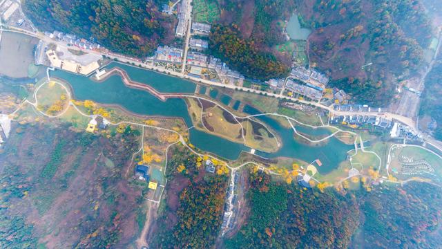 山叠嶂，雾缭绕