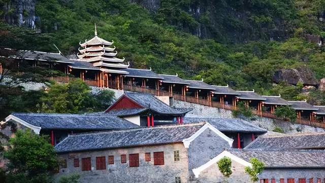 一半岩洞一半屋，广西灵阳寺
