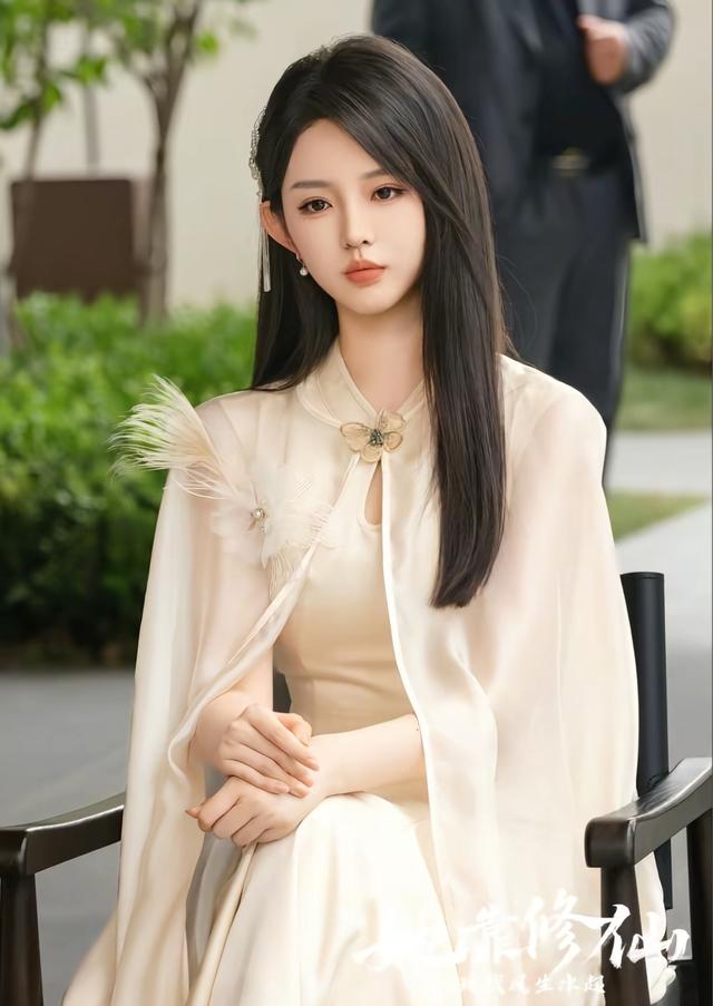 同样都是短剧头部女演员，当李柯以撞衫王小亿，差距一目了然！