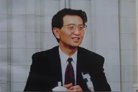 气功大师严新自称能拦截导弹，众人深信不疑，清华教授当场拆穿图片