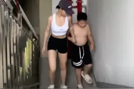 女子带10岁侄子爬楼梯减肥，衣服每天不重样，网友：这样穿合适吗图片