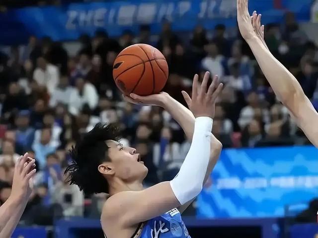 严惩36号裁判！中国男篮第一核心伤退，郭士强脸色挂不住了