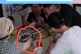 后妈太过分!40℃关掉继子风扇，不让吃菜，父亲暴怒拿刀砍沙发图片