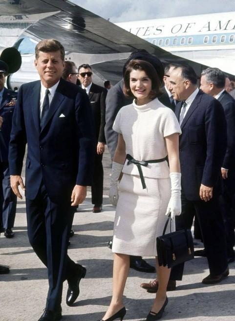 1961年杰奎琳评价大她3岁的英女王：一个如此平庸乏味的中年妇女