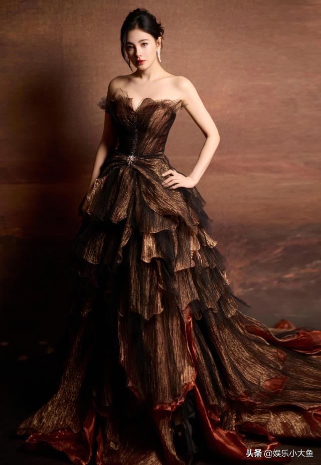张雨绮亮相国剧盛典红毯，一袭华丽的层叠抹胸裙摆，身材火辣完美
