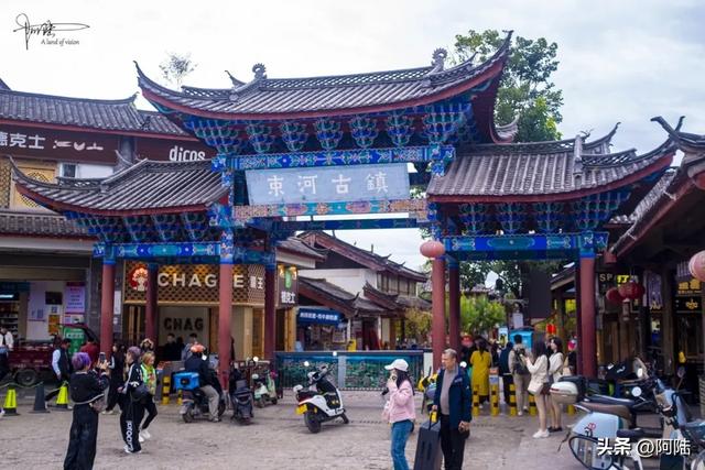 摩旅打卡束河古镇，一不小心进去遛了趟车，石板路况着实感人