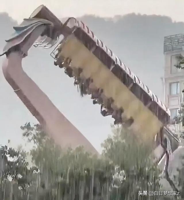 360度旋转淋雨 游客体验全自动洗人机 网友：雨露均沾 还带翻面儿！