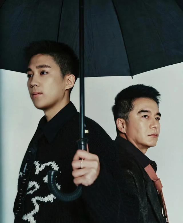 许何弯着腰抱着何晴遗像，背影很难过，许亚军没来给何晴撑伞！