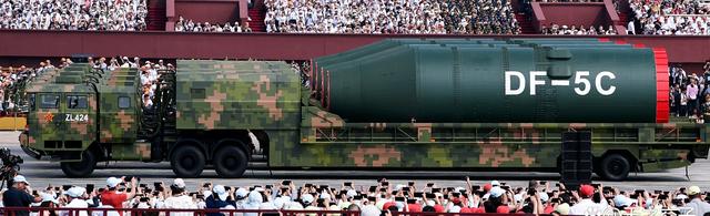 出大事！美国亮杀手锏：F-35搭载核弹起飞，毒刀已伸到中俄脖子下