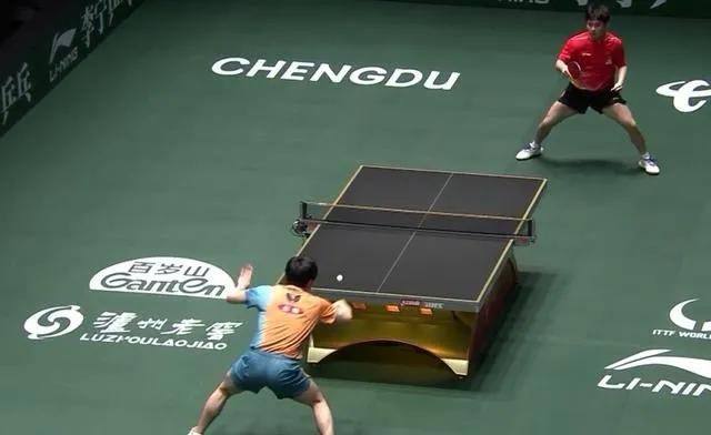 成都的决战之夜，空气中弥漫着紧张与期待。