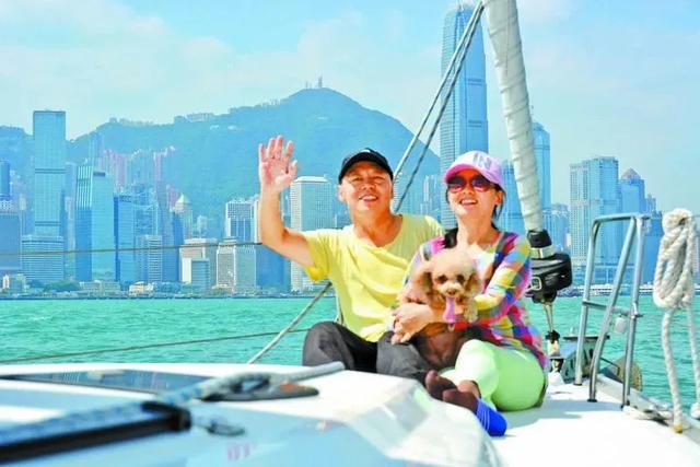 “再不疯狂就老了！”患癌后他带着妻子开帆船环游世界，这才是真正的治愈之旅