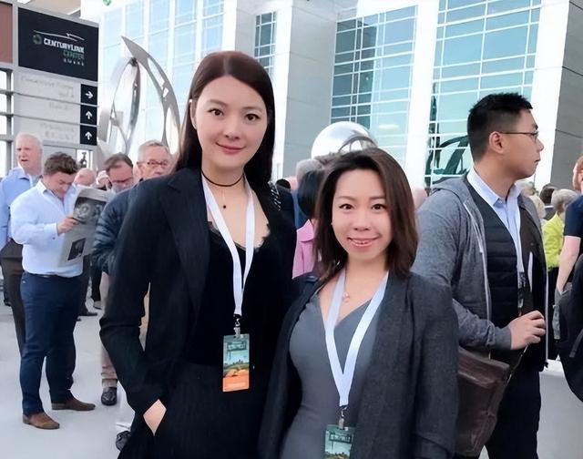 63岁矿老板妻子离世，次年娶38岁模特	，5年过去，如今二人怎样