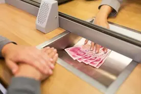 为什么银行总让客户去ATM机取钱？看完才知道，背后有这么多猫腻图片