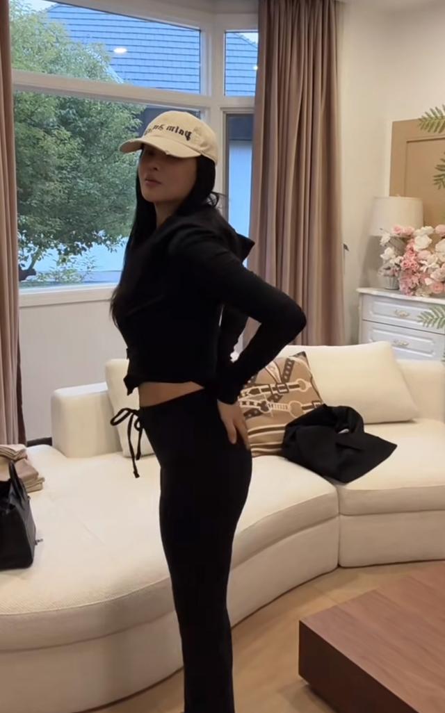 伊能静晒上海豪宅，中年发福大肚子110斤 吊带配紧身裤风格随恩利