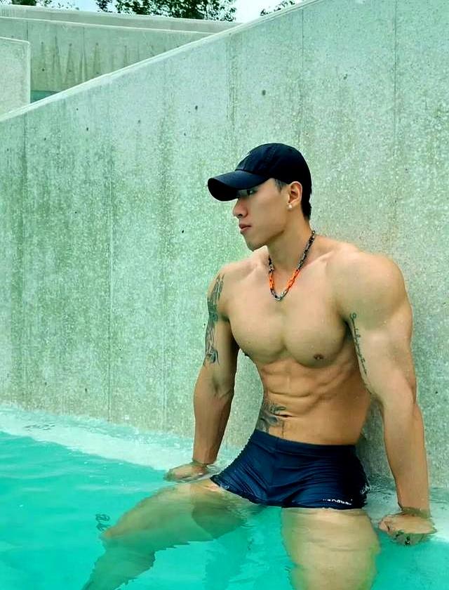 身高187的健身肌肉男网红，野外写真秀身材颜值	，简直绝绝子