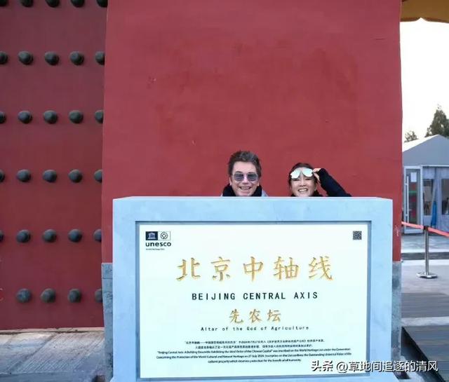 59岁的巩俐和77岁丈夫北京街头游客照，幸福又温馨的样子！ ​​​