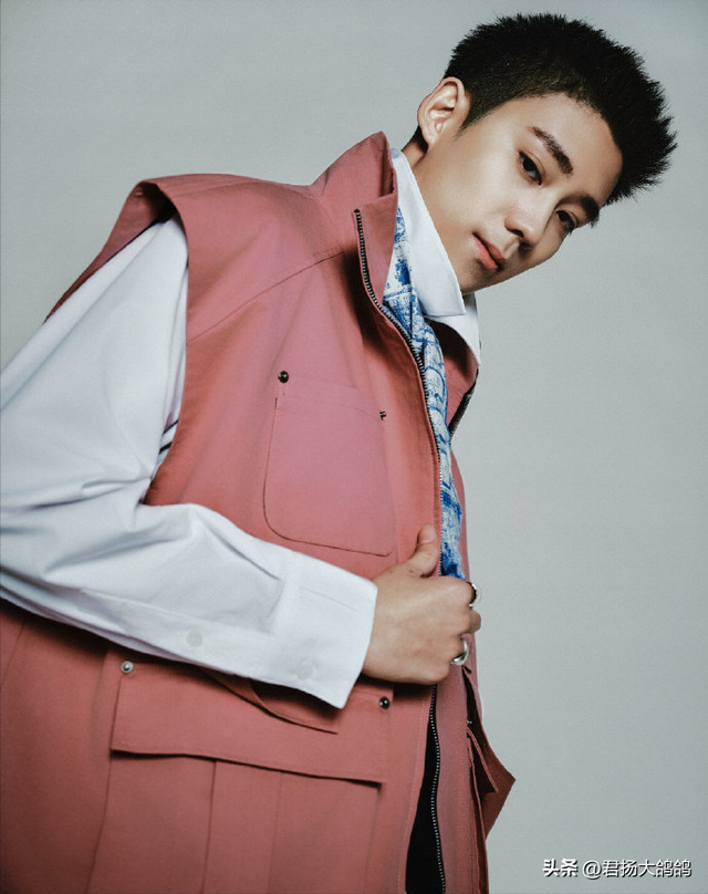 原来他是许亚军长子，神似前妻何晴，如今名校毕业已成父亲的骄傲