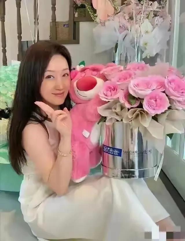 杨钰莹自家豪宅种辣椒 有收获了 50多岁了 精致的像18岁少女 绝了