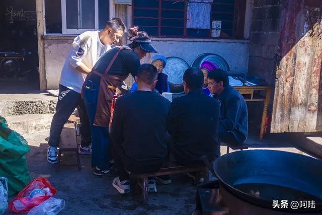 在洱海边的红山本主庙流口水,只因邂逅了好几户白族人家的聚餐