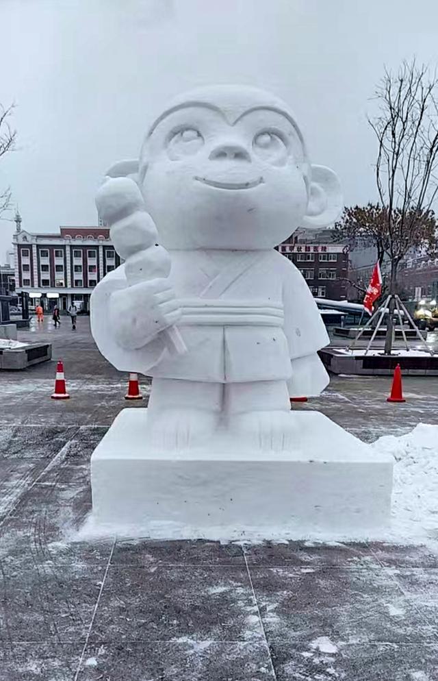 辽宁沈阳：沈阳火车站巨型雪人雪雕已成为市民与游人的热门打卡点