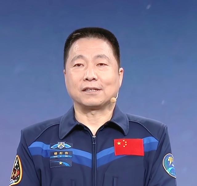 杨利伟将军，为何出席国庆招待会