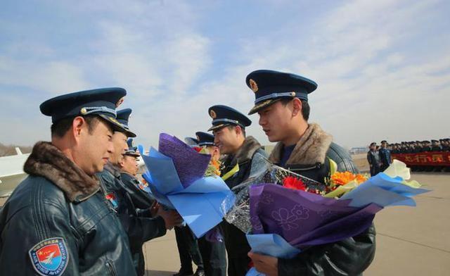 空军飞行员转业到底容不容易？转业后能否转去民航执飞？很困难