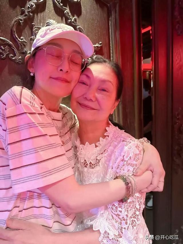 小玥玥和小箖箖街头骑车散步，爸爸推姐弟俩荡秋千，玩得太开心了