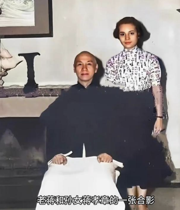 这是46年，蒋介石在无锡过大寿的珍贵老照片，一家很难得人齐一次