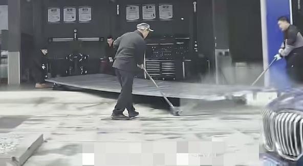 果然够硬！南充扎胎修车店重新开门，做斜坡立牌子：“请勿泊车”