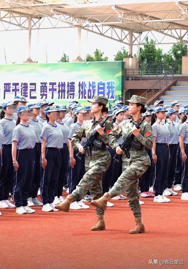 93受阅女兵参加婚礼被骂惨！网友：穿这套衣服去是几个意思？
