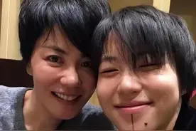 窦靖童：妈妈过的衣食无忧，但落魄的父亲，却是我每天的心病图片