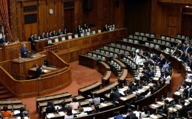 高市早苗国会翻车，防卫大臣单膝救场，80万亿投资百姓买单