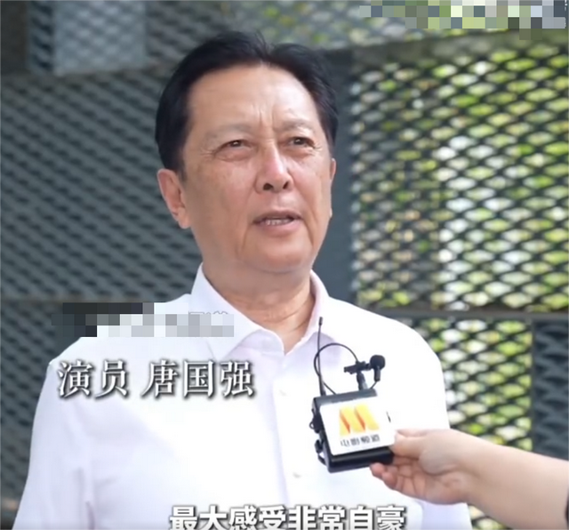 唐国强现场观看阅兵，观礼台上笑容满面，评论区恶心的一幕出现了